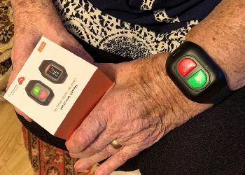 Вице спикер Госдумы Борис Чернышов предложил бесплатно предоставлять одиноким пенсионерам специальные тревожные кнопки или соцбрелоки для экстренного вызова помощи Чернышов пояснил 360 ru что с инициативой он обратился к правительству Устройство немедленно передает диспетчеру информацию об адресе контактах родственников и основных диагнозах владельца Это поможет экстренным службам быстрее реагировать По словам Чернышова в России живут более 10 миллионов одиноких граждан и в критической ситуации при резком ухудшении здоровья человек может не успеть дозвониться для вызова помощи Напомним что в Амурской области одиноким пожилым людям уже выдают умные браслеты с кнопкой SOS