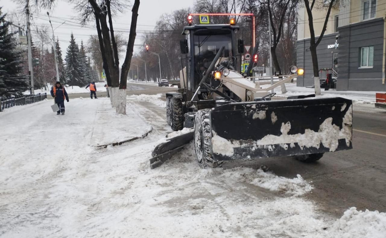 В Уфе за сутки вывезено 17 тысяч тонн снега и использовано 359 тонн реагентов - мэрия  Ночью на улицах Уфы работали 187 единиц коммунальной спецтехники и 290 человек, сообщает администрация города. Днем было задействовано 185 единиц техники и 279 дорожных рабочих.   "При виде техники коммунальных служб необходимо освободить обочину от личного автотранспорта, чтобы не мешать уборке и вывозу снега", - обратились в мэрии к жителям города.   Моя Уфа. Подписаться   Прислать новость