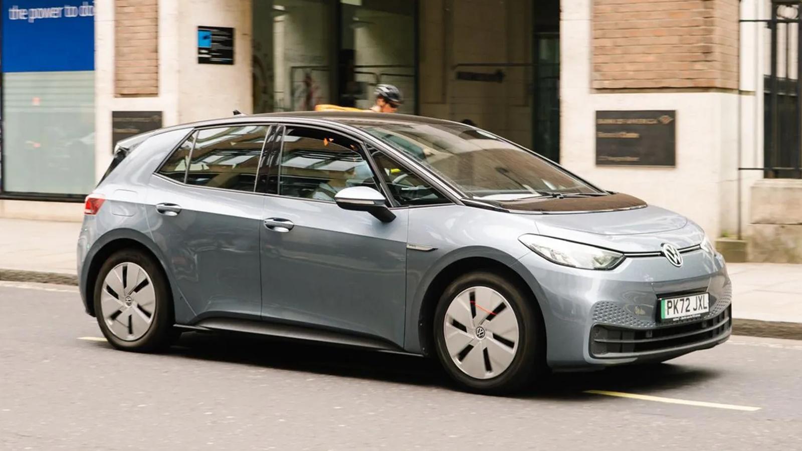 Volkswagen ввела подписку на лошадиные силы Пока такую подписку ввели только для ID.3 и только в Великобритании. За 16,5 фунтов стерлингов ~1800 рублей в месяц предлагают увеличить мощность электромобиля с 201 до 228 л.с. Изначально эти 27 л.с. заблокированы по умолчанию. Ещё есть вариант с оплатой раз в год, а также единоразовый платёж на всю жизнь. При этом подписка распространяется на сам автомобиль — при перепродаже она останется. В будущем такую систему могут ввести и для других моделей, а также в других странах. rozetked.me/news/40950