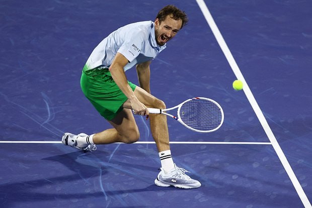 ATP МЕДВЕДЕВ ВЕРНУЛ СЕБЕ СТАТУС ПЕРВОЙ РАКЕТКИ РОССИИ Российский теннисист Даниил Медведев выпал из топ-10 рейтинга Ассоциации теннисистов-профессионалов ATP . Обновленный список опубликован на сайте организации. Медведев переместился с 10-й на 11-ю строчку. Это позволило ему вернуть себе статус первой ракетки России. Россиянин Андрей Рублев, ранее несколько недель являвшийся первой ракеткой страны, потерял девять мест в рейтинге. Теперь он располагается на 17‑й позиции. Российские теннисисты впервые с 2019 года покинули топ-10 рейтинга ATP. Спортсмены принимают участие в соревнованиях в нейтральном статусе. ФОТО: Amr Alfiky / Reuters #аврорамедиа_atp Telegram-экосистема АВРОРА МЕДИА МЕДИА НОВОСТИ РЕГИОН ЛАЙФ СПОРТ ГЕРЛЗ ХАЙТЕК ПЕРСОНЫ ИНСАЙД КРИМИНАЛ МОЛОДОСТЬ LIVE АВРОРА МЕДИА YOUTUBE RUTUBE