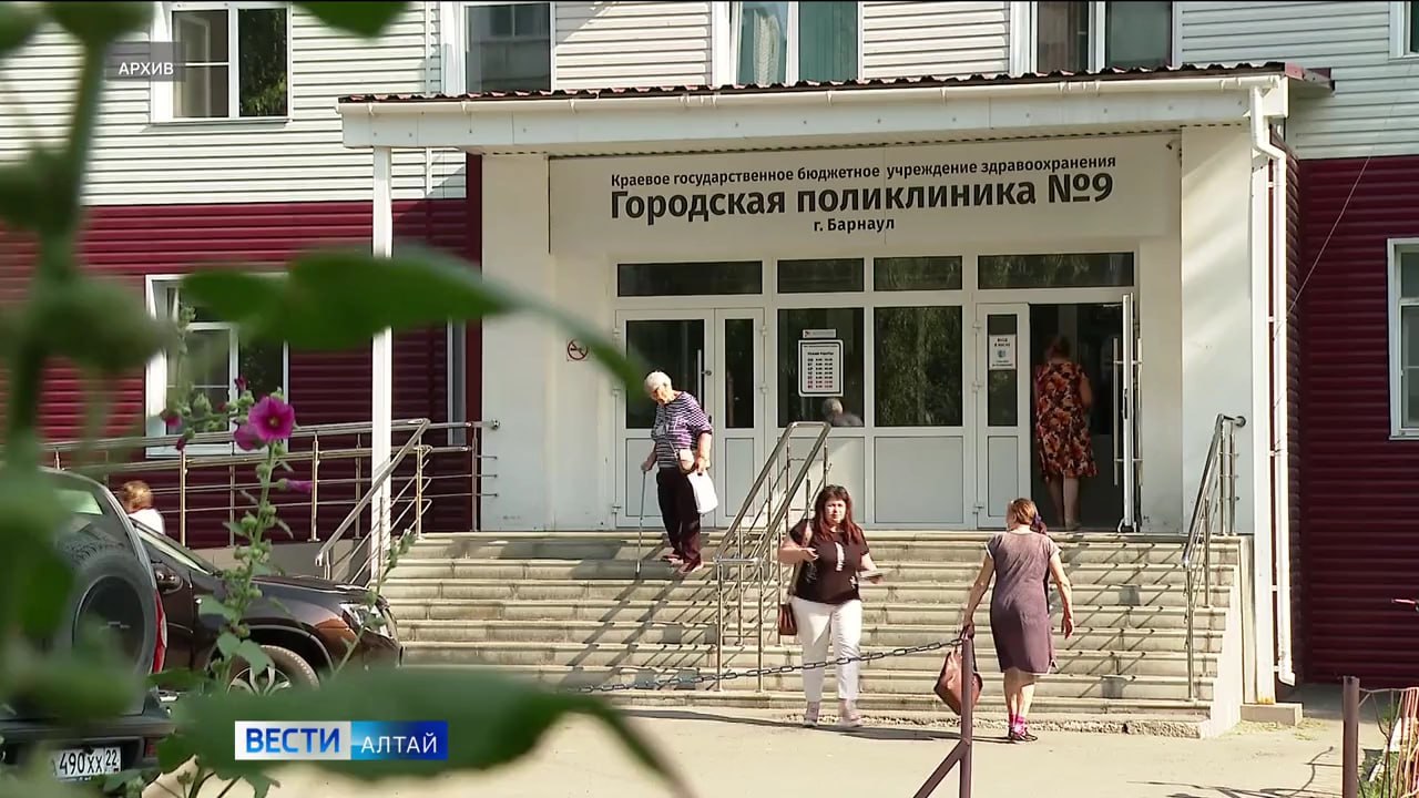 Власти Алтайского края начали искать подрядчика, который построит новое здание для барнаульской поликлиники №9. Данные об этом появились на портале госзакупок. Начальная стоимость объекта – более 1 млрд 100 млн руб. Это будет большое трёхэтажное здание с цокольным этажом общей площадью почти 6000 квадратных метров. Принимать здесь смогут до 700 пациентов в смену. Сейчас отделения поликлиники №9 размещены разных площадях – как правило, это первые этажи жилых домов. Подготовка к строительству нового здания шла в течение нескольких лет. Ещё в 2022 году мэрия Барнаула и региональный Минздрав определили место строительства – ул. Попова, 128, это в «Квартале-2033».
