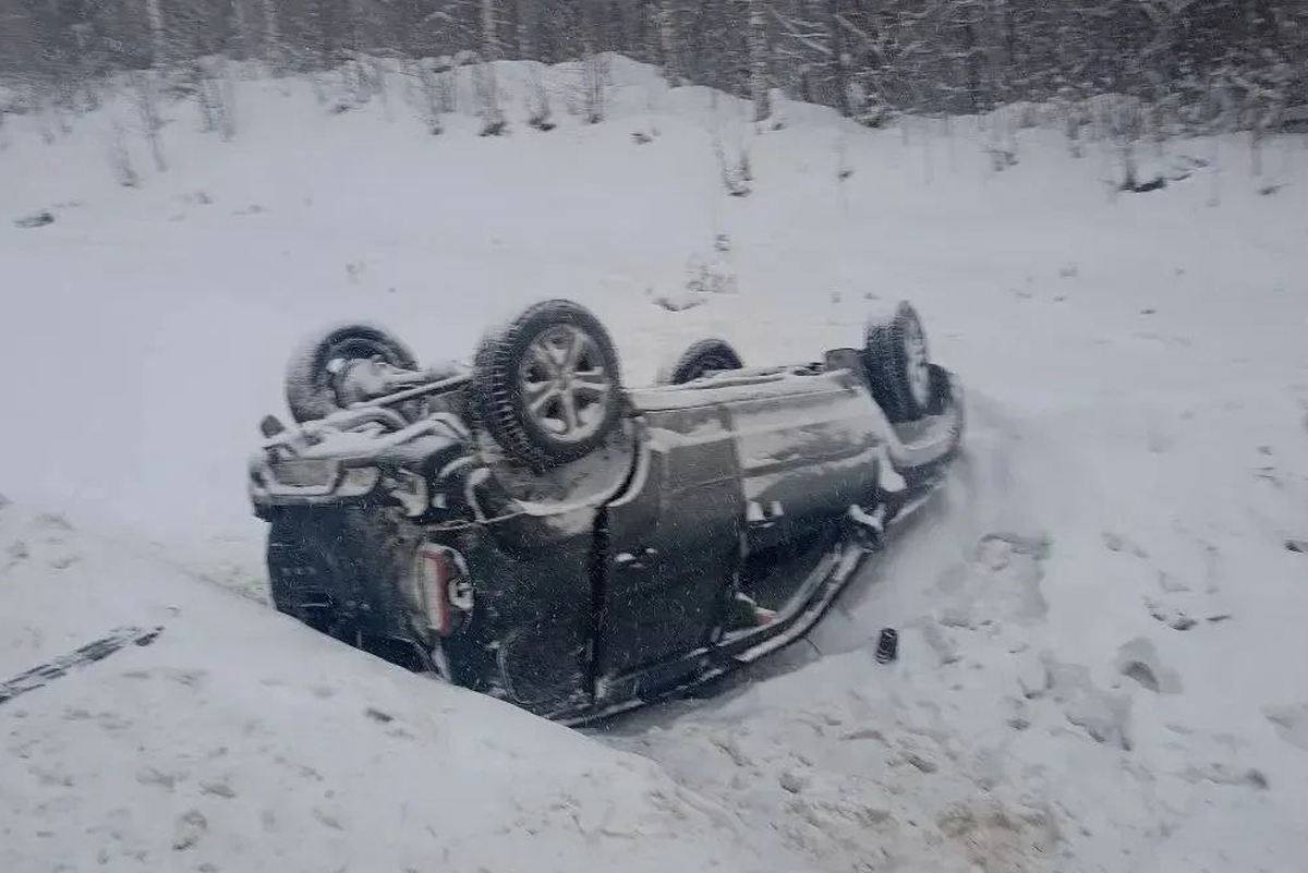 Авария с двумя погибшими в Череповецком округе Сегодня 7 декабря около 11 16 на автодороге Воскресенское Иванов Бор Кириллов водитель личность не установлена управляя Шевроле Нива не справился с управлением выехал на полосу встречного движения и совершил столкновение с грузовой машиной молоковоз Даф под управлением мужчины 1966 г р В результате ДТП погиб водитель и пассажир Шевроле Нива женщина 1972 г р На месте происшествия работают оперативные службы