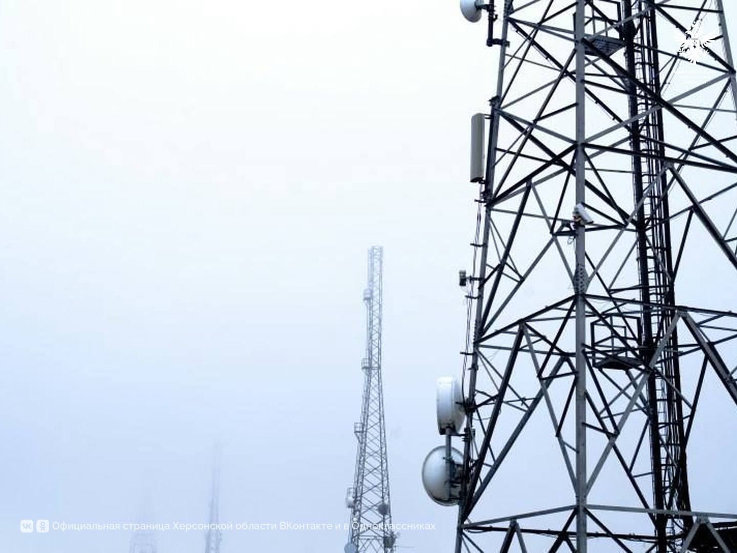 В Херсонской области к IP-телефонии планируют подключить 6 тысяч абонентов Единую систему IP-телефонии планируют создать в Херсонской области для органов власти. К ней собираются подключить около 6 тысяч абонентов, сообщил министр цифрового развития и массовых коммуникаций региона Никита Бородин. «Проект региональной межведомственной телефонной связи на базе IP-телефонии создается в интересах органов публичной власти — это региональные, муниципальные и федеральные органы исполнительной власти, которые находятся на территории Херсонской области. Мы планируем подключить к этой сети около 6 тыс. абонентов, чтобы обеспечить органы власти стабильным управлением по надежным каналам связи», — сказал Никита Бородин. Проект уже тестируют. Для этого к нему подключили около 250 абонентов — это представители власти, руководители муниципалитетов, которые общаются по этой сети. Основная цель — обеспечить стабильную и безопасную связь. «Есть несколько вариантов финансирования. Один из них рассчитан на местный бюджет, второй — на помощь федерального центра по программе социально-экономического развития. Внебюджетные источники, конечно, тоже рассматриваем», — добавил глава Минцифры региона. Сайт ВК ОК #Администрация_Херсонская_область