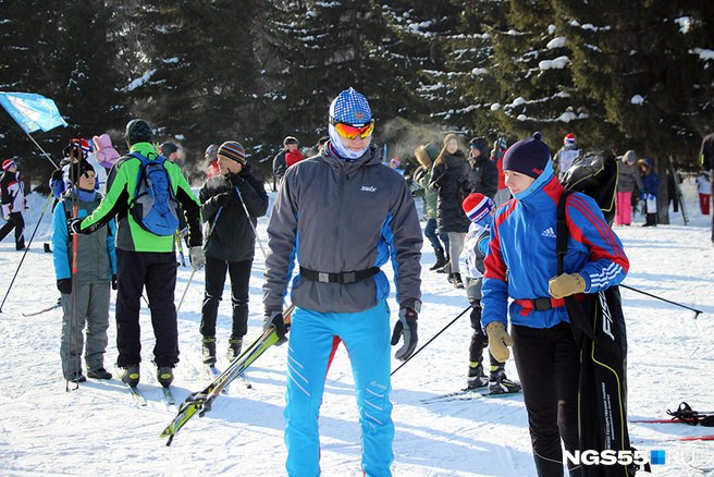 Известный комментатор Дмитрий Губерниев попросил правительство Омской области сохранить Центр лыжного спорта на улице Березовой единственную в городе трассу профессионального уровня Его обращение прозвучало во время трансляции соревнований по биатлону на телеканале Матч ТВ В Омске очень сильно переживаем за лыжную базу Там люди на последнем издыхании Я надеюсь что руководство региона и спортивные власти Омской области сделают все чтобы сохранить базу Это важно развитие спорта в стране   О судьбе лыжной базы переживают общественники и спортсмены региона По их словам эту территорию рассматривают как площадку для строительства многоэтажек Как ngs55news пояснила пресс секретарь губернатора Мина Ахвердиева в ближайшее время сносить Центр лыжного спорта не собираются По моей информации на данный момент сносить лыжную базу не планируется Будьте в курсе даже офлайн NGS55 в MAX