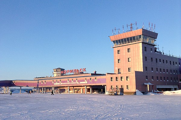 В аэропорту Норильска самолет выкатился за пределы взлетно посадочной полосы Самолет Dash 6 выкатился за пределы взлетно посадочной полосы в начале разбега в аэропорту Норильска Об этом сообщает ТАСС В 08 46 по московскому времени в аэропорту Норильск произошел авиационный инцидент при выполнении взлета воздушного судна Dash 6 В начале разбега произошел разворот вправо с последующим выкатыванием за пределы взлетно посадочной полосы на расстояние 2 метра Экипаж в составе 2 человека рейс выполнялся без пассажиров по маршруту Норильск Игарка заявил глава Росавиации Дмитрий Ядров в ходе совещания по вопросам работы транспортного комплекса в период новогодних праздников Будет проведено расследование в отношении авиаперевозчика добавил он отметив что жертв в результате авиаинцидента нет aviaru net n291316