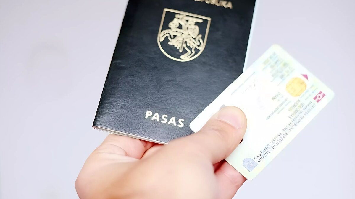 Власти Литвы начали лишать россиян ВНЖ за частые поездки на родину  На днях власти Литвы впервые лишили россиянина временного вида на жительство в соответствии с новыми правилами, которые запрещают гражданам РФ ездить в Россию и Беларусь чаще одного раза в три месяца, пишет Delfi со ссылкой на Департамент миграции Литвы. Его личность не раскрывается.  Там добавили, что всего на данный момент выявлены 34 россиянина, которые слишком часто выезжали в РФ и Беларусь без веских оснований. В ближайшее время их также могут лишить ВНЖ.  Закон, по которому россиян можно лишать ВНЖ за поездки в РФ и Беларусь чаще одного раза в три месяца, был принят Сеймом Литвы в мае со второй попытки. Всего с того момента белорусскую и российскую границу более двух раз пересекли 292 обладателя литовского ВНЖ из РФ. Большинство из них подпадают под исключения из закона об ограничительных мерах.  Подписаться на «Новую-Европа»