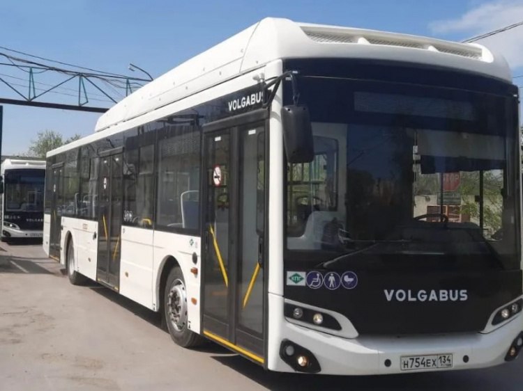 На обслуживание маршрута 123 добавят еще один автобус в 2026 году Комитет транспорта и дорожного хозяйства Волгоградской области ищет подрядчика на обслуживание пригородных маршрутов города Волжского Соответствующий электронный аукцион размещен на сайте госзакупок Ежегодно эту работу выполняет Волжская автоколонна 1732 Как узнал Волжский ру из закупочной документации в перечень на перевозку включены 13 маршрутов из Волжского в населенные пункты Среднеахтубинского и Ленинского районов а также город Волгоград Это маршруты 102А 104 108 109 111 112 116 117 119 133 141 123 и 146 Ежедневно из них будут ходить только 4 маршрута остальные несколько раз в неделю На маршруте 123 Волжский 30 мкр Волгоград ЖДВ добавляют один автобус Обслуживать его будут 8 автобусов вместо нынешних 7 Подробнее на Волжский ру   www volzsky ru index php wx 16 wx2 82448 ВолжскийРу волжский vlz