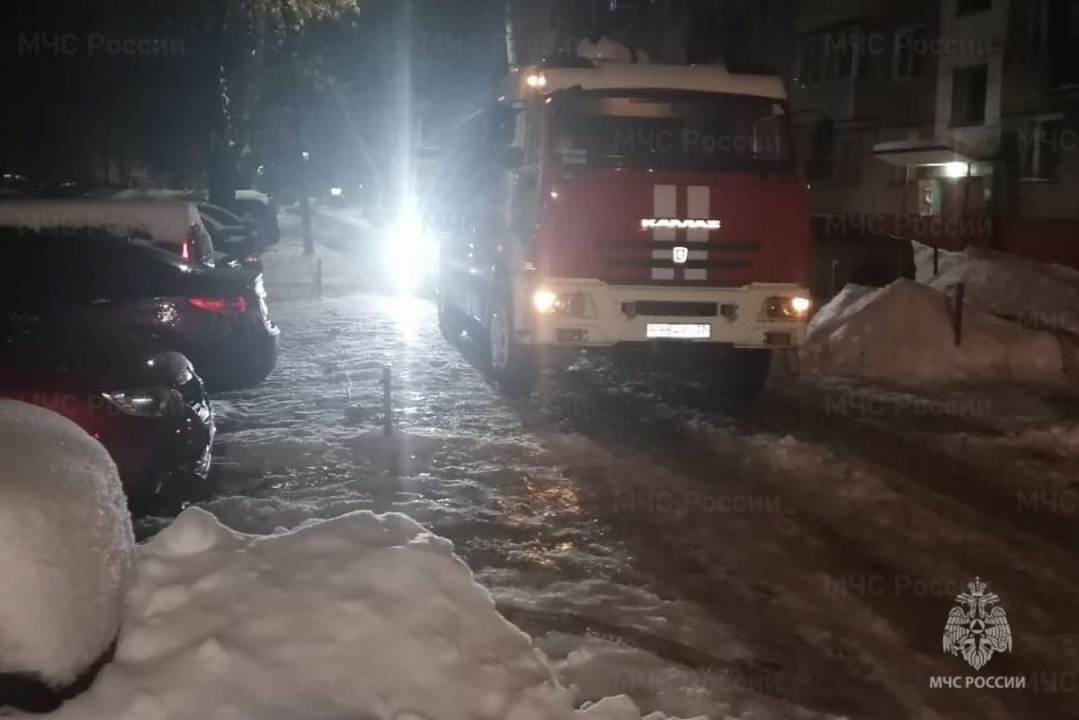 Пятнадцать человек эвакуировали при пожаре в доме в Камешковском районе    Возгорание случилось в многоквартирном жилом доме на улице Молодёжная, 11 села Второво.  ↗  Прислать новость   Подписаться