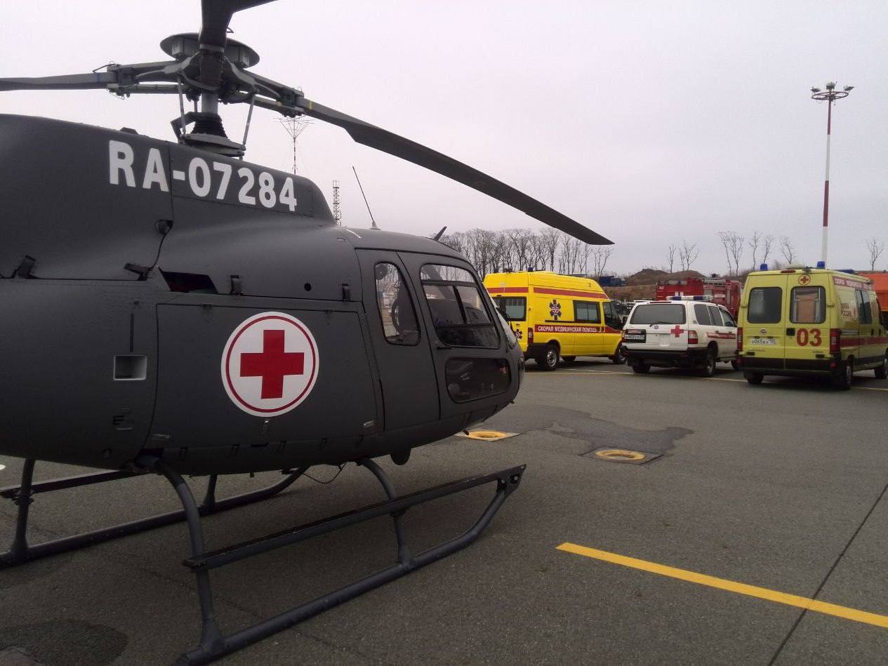 Вертолетом санитарной авиации спасли 11 летнюю девочку с разрывом селезенки во Владивостоке 13 октября специалисты Территориального центра медицины катастроф Владивостокской скорой получили вызов из Октябрьской ЦРБ о 11 летнем ребенке с травмой живота и разрывом селезенки срочно требовавшейся в КДКБ 1 Бригада из врача реаниматолога Максима Клименко и медбрата Максима Оконечникова вылетела в Покровку приземлившись на площадке Озерные ключи недалеко от Артема Девочку транспортировали реанимобилем в краевую детскую больницу где сначала поместили в реанимацию а затем перевели в обычную палату Курс лечения занял неделю после чего пациентка полностью выздоровела и была выписана домой Источник vladskoraya РОДИТЕЛИ ПРИМОРЬЯ