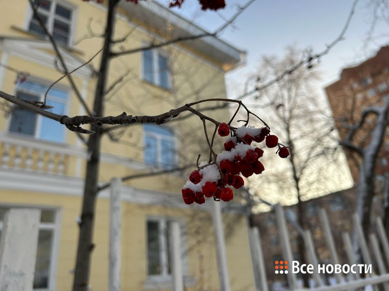 Атмосферный фронт положит конец бабьему лету Уже на следующей неделе в Свердловской области прогнозируют выпадение первого снега Последним теплым и сухим днем станет суббота 20 сентября Метеорологи обещают переменную облачность дневной прогрев достигнет 16 21 ветер юго западный 3 8 порывы до 13 м с Уже 21 сентября через Урал с запад на восток проследует циклон который вызовет осадки и установит в регионе неустойчивую и прохладную погоду 21 сентября будет облачно с прояснениями Местами пройдут небольшие дожди Температура ночью 6 11 днем 15 20 22 сентября похолодает до 12 17 также ожидаются эпизодические дожди 23 сентября сообщили в Уралгидрометцентре теплый воздух очередного циклона скользнет по территории Свердловской области кратковременно потеплеет до 17 22 в основном на юге региона А вот после 24 сентября в регион вторгнется арктический воздух который принесет похолодание и первый снег Согласно предварительным прогнозам численных моделей атмосферы понижение средней суточной температуры ниже критерия отопительного периода 8 можно ожидать на крайнем севере области 24 25 сентября что позже средних сроков на 4 7 дней на остальной территории области после 26 сентября близко к норме В последние дни месяца не исключаются осадки в смешанной фазе дождь кратковременно мокрый снег рассказала главный синоптик Уральского Гидрометцентра Галина Шепоренко