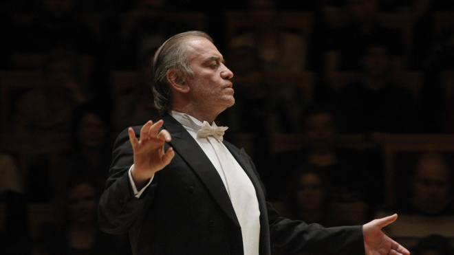 Объединенный симфонический оркестр Мариинского и Большого театров под управлением Валерия Гергиева выступит в Зарядье 18 и 19 декабря в Московском концертном зале Зарядье состоятся два уникальных концерта которые объединят на одной сцене музыкантов легендарных российских театров 18 декабря в 19 00 прозвучит Торжественная месса Людвига ван Бетховена 19 декабря в 11 00 вниманию слушателей будет представлена программа посвященная памяти Родиона Щедрина Информация о билетах на официальном сайте зала Зарядье Телерадиокомпания Звезда выступает информационным партнером мероприятия