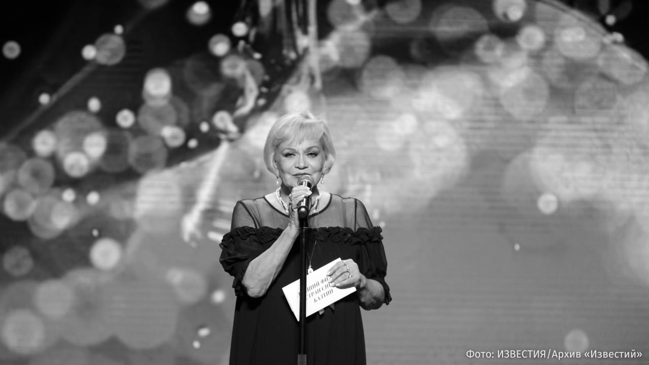 Ирина Шевчук актриса известная по фильму А зори здесь тихие умерла в возрасте 74 лет Дочь актрисы сообщила о кончине матери в социальных сетях По ее словам Шевчук скончалась после продолжительной болезни Конкретный диагноз дочь не озвучила Третий год мы боролись с этой проклятой болезнью Прости если не всё успела сделать прости если не всем смогла помочь Я скучаю по тебе мамочка я очень сильно тебя люблю Ты со мной навсегда Как же я хочу с тобой снова гулять смеяться и болтать Ты мне так необходима я дышу тобой моя милая написала дочь актрисы  Ирина Шевчук также снималась в таких картинах как Мраморный дом Сонька золотая ручка Другая семья Ангел хранитель Белый Бим Черное ухо Там вдали за рекой Приключения желтого чемоданчика Абитуриентка РЕН ТВ ждет вас в MAX