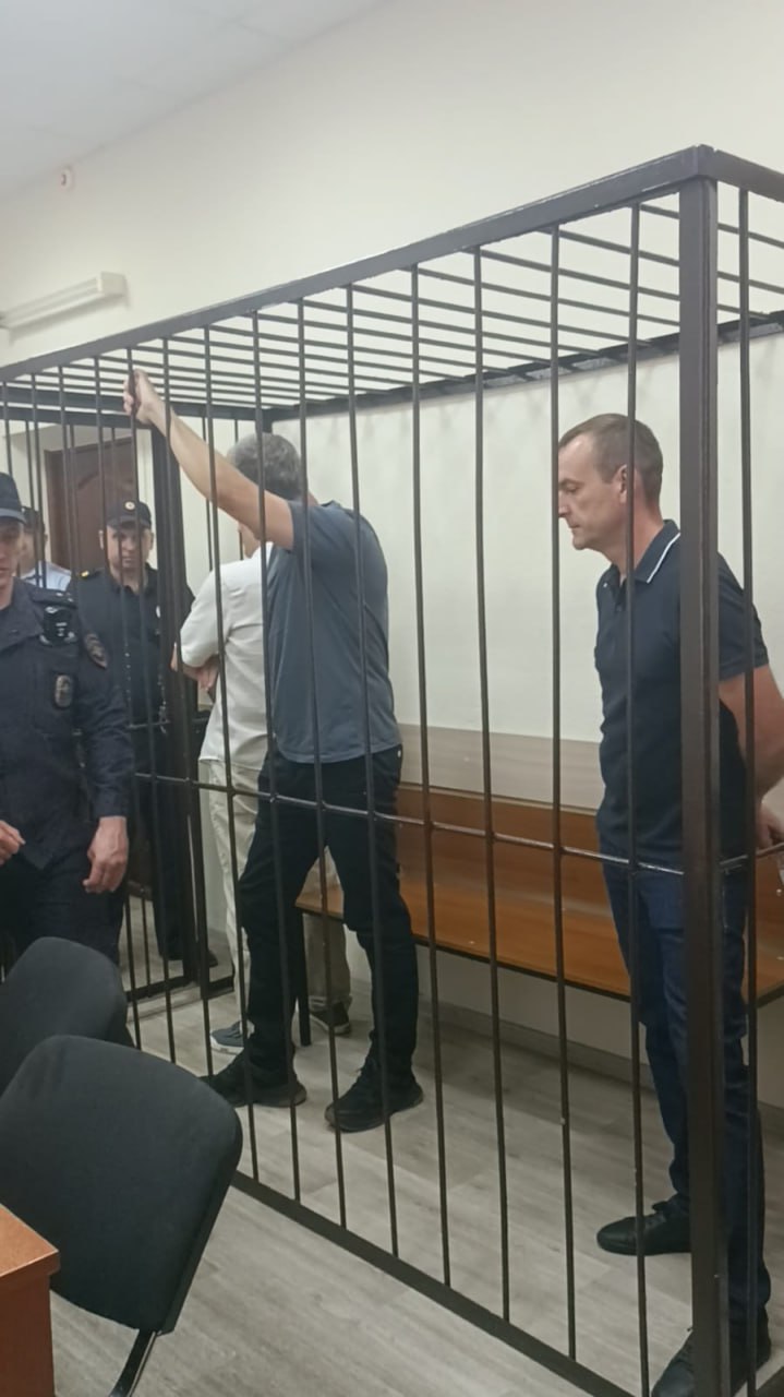 Завершилось рассмотрение ещё одного уголовного дела о мошенничестве в Рязани Речь о хищении бюджетных средств при покупке коммунальной техники. По версии следствия, стоимость техники была завышена на 15 млн руб. Приговоры озвучены предполагаемым непосредственным исполнителям преступной схемы. Экс-начальник управления благоустройства города Юрий Фурфурак получил 4 года лишения свободы и штраф 400 тыс. руб., гендиректор фирмы-поставщика ООО «ФГК» Евгений Алексеев – 4 года и штраф 500 тыс. руб., сотрудник фирмы-производителя спецтехники «Меркатор Холдинг» Артур Сидоров — 3,5 года и штраф 500 тыс. руб.