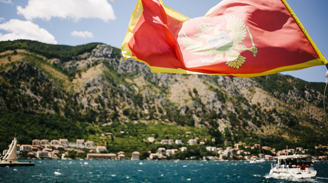 Черногория введет визовые ограничения для россиян Премьер Милойко Спайич заявил что страна в ближайшее время полностью перейдет на визовую политику Европейского союза включая ограничения для россиян По его словам на туристический сектор это не повлияет Черногория по прежнему будет открыта для гостей со всего мира При этом Спайич отметил что российских туристов сейчас меньше чем раньше Читайте Газету Ru в MAX Участвуйте в розыгрыше