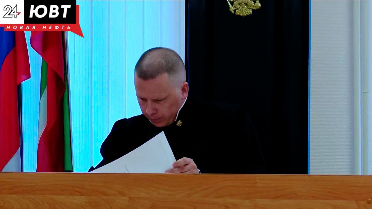 В Альметьевске суд заставил должника вернуть почти 800 тысяч рублей банку Альметьевский суд взыскал с местного жителя почти 800 тысяч рублей за долги по кредиту Ранее был заключен договор по которому мужчина взял деньги в долг и должен был вовремя их возвращать с процентами Однако заемщик не погасил задолженность и за несколько месяцев сумма увеличилась до 769 тысяч рублей Банку пришлось обратиться в суд который полностью удовлетворил иск С должника взыщут 769 тысяч рублей и судебные расходы 20 тысяч Решение пока не вступило в силу и может быть обжаловано