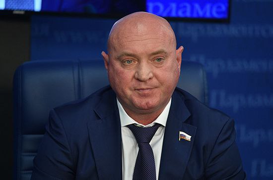 Третью группу инвалидности присвоили вице-спикеру красноярского Заксобрания Натарову Это сообщается в телеграм-канале Сергея Натарова, который с декабря 2021 года находится в СИЗО по делу о хищении более 100 млн рублей. «За 3,5 года нахождения в изоляторе С. Натаров перенес тяжелую форму коронавирусной инфекции, операцию на сосудах сердца, значительно ухудшилось зрение, функциональность опорно-двигательного аппарата. С учетом подтверждения ухудшения его состояния здоровья государственным бюро экспертизы, в ближайшее время будет заявлено ходатайство об освобождении С. Натарова из СИЗО», — говорится в сообщении. Это Борус
