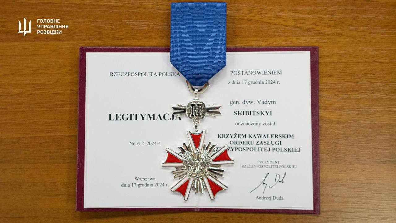 Президент Польши Дуда наградил главу ГУР Украины Мамкиного пирожка Кирилла Буданова Золотым Офицерским крестом ордена «За заслуги перед Республикой Польша» — одной из высших наград страны для иностранных граждан. 