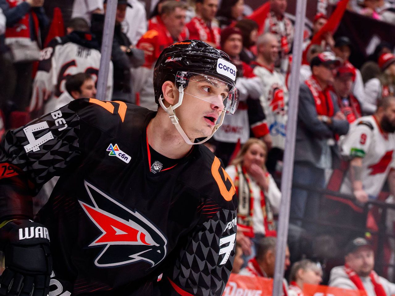 Сегодня Авангард сыграет с ЦСКА Ястребы на G Drive Арене впервые в сезоне встретятся с армейцами а также бывшими тренерами Антоном Курьяновым и чемпионом прошлого сезона КХЛ Игорем Никитиным Напомним что сейчас омская команда занимает 3 ю строчку Востока а москвичи на 5 й позиции Запада Также стало известно что нападающий Авангарда Александр Волков выбыл из состава команды на два месяца из за полученной травмы Здоровья Матч стартует в 19 30 Ждем яркую игру и победу нашей команды Фото Роман Макарьев Омск путеводитель в MAX