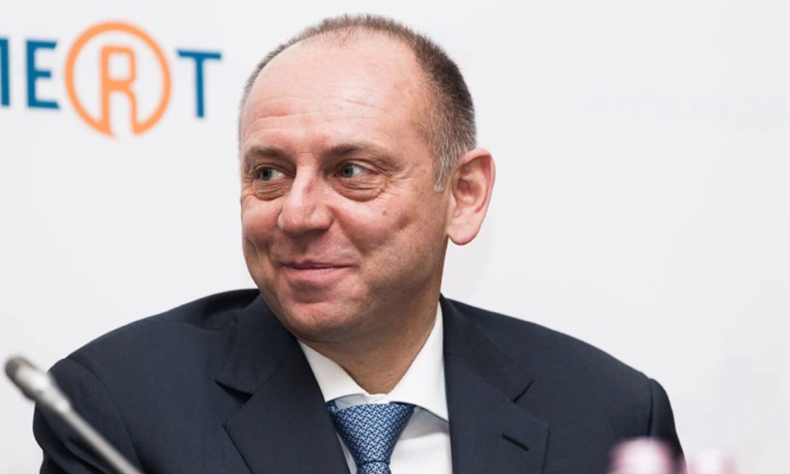 Европейский суд в Люксембурге снял санкции с бизнесмена Дмитрия Пумпянского В решении говорится что действующее продление ограничительных мер по 15 сентября 2025 должно быть аннулировано Совет ЕС обязали оплатить расходы понесенные Пумпянским в ходе разбирательства Также суд частично удовлетворил иск бывшего исполнительного директора Яндекса Тиграна Худавердяна и снял продление санкций с сентября 2024 года по март 2025 Последнее продление в силе бизнесмен остается в санкционном списке в который попал в марте 2022 го Кроме того 10 сентября суд отказал в снятии санкций с Группа Позитив работает под брендом Positive Technologies Юрия Максимова Фото Олег Яковлев РБК Следить за новостями РБК в Telegram