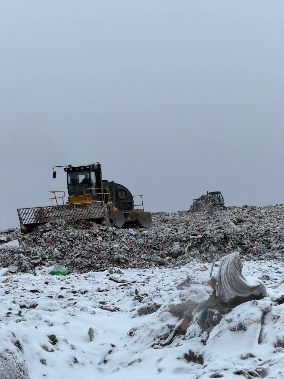 Мусорный полигон появится в Алексеевском районе Татарстана до 2030 года Срок реализации проекта составит около трех лет рассказал в эксклюзивном интервью главному редактору KazanFirst Полине Симаковой генеральный директор регионального оператора УК ПЖХК Евгений Чекашов Мы заканчиваем проектирование современного полигона в Алексеевском районе который на долгие годы сможет закрыть вопрос вывоза и захоронения отходов в зоне Алексеевска Рыбной Слободы близлежащих территорий рассказал гендиректор компании Надеемся что наша работа совместно с властями республики позволит этот проект реализовать и сделать регион более стабильными и устойчивыми в части захоронения отходов Старт реализации проекта запланирован на конец 2026 начало 2027 года Полигон будет более экологичным чем уже существующий по словам Чекашова объект будет с сортировкой с локальными очистными сооружениями а также обеспечит жителей района новыми рабочими местами Большое интервью с гендиректором УК ПЖХК выйдет на сайте KazanFirst уже совсем скоро следите за обновлениями KazanFirst в бот