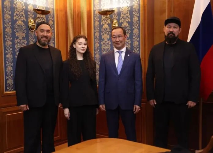 Фолк-группа AY YOLA планируют снять клип в Якутии Глава республики Айсен Николаев встретился с участниками башкирской фолк-группы AY YOLA — хедлайнером международного форума креативных индустрий «Создано на Дальнем Востоке: от творчества к экономике». На встрече обсудили развитие креативных индустрий и их влияние на экономику регионов. Участники группы поделились своим опытом и планами, в том числе планами по съемке нового клипа в Якутии. Об этом сообщает пресс-служба главы и правительства региона. Подробнее читайте по ссылке Фото: Андрей Сорокин / ЯСИА