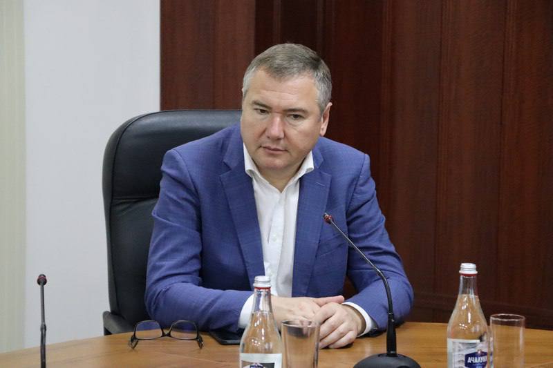 Глава миннаца Ингушетии рассказал о ситуации с мусульманским кладбищем в Северной Осетии  Власти в Северной Осетии не устанавливали полного запрета на захоронения на мусульманском кладбище в селе Ир Пригородного района РСО-Алания. Однако в действующем нормативном акте прописан запрет на самовольные захоронения.   То есть, жителям села необходимо обращаться в администрацию населённого пункта или к смотрителю кладбища, чтобы сообщить о смерти родственника и намерении его предать его тело земле. Это позволит определить место захоронения и избежать возможных проблем Такое заявление на встрече с общественниками сделал глава миннаца Ингушетии Руслан Мизиев.  «Также хотелось бы, чтобы мы понимали, что эти меры относятся не только к ингушскому кладбищу, это общие требования ко всем жителям села. Остальные вопросы и возможные проблемы мы также прорабатываем совместно с властями Северной Осетии», - цитирует Мизиева газета «Ингушетия».  «ВКонтакте» и в «Одноклассниках», чтобы быть в курсе самых интересных новостей Кавказа.   -канал АиФ – Северный Кавказ