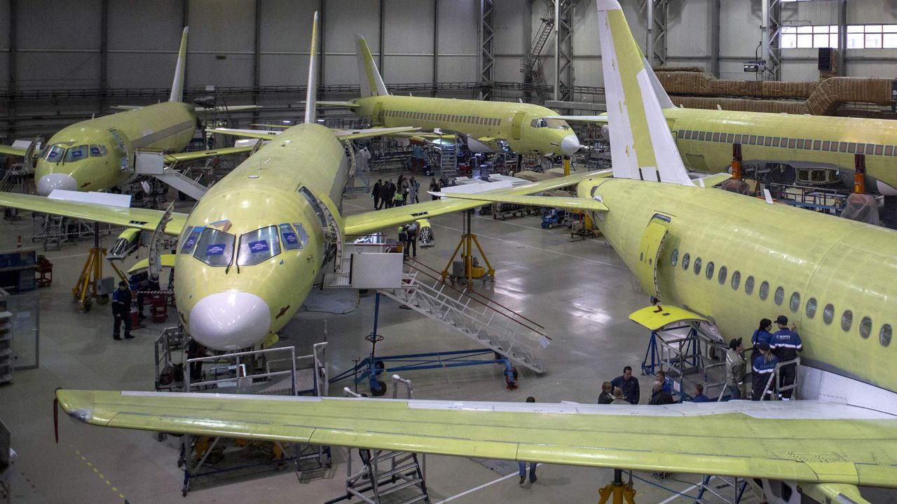 У 14 самолетов Sukhoi Superjet 100 выявлены конструкторские недостатки в крепеже фюзеляжа Об этом Росавиацию предупредил производитель воздушных судов ПАО Яковлев Агентство уже предписало авиакомпаниям провести проверку 14 бортов выпущенных в 2016 году Проблема касается крепежа между кабиной пилотов и передней дверью самолетов Попавшие под подозрение авиалайнеры летают в авиакомпаниях Ямал Россия Азимут и ряде других В ходе эксплуатации у них могут появиться трещины деформации и складки в проблемной зоне фюзеляжа Если в ходе осмотра эти недостатки выявятся предписано снять борты с полетов для проведения ремонта сообщают Известия PROtransport