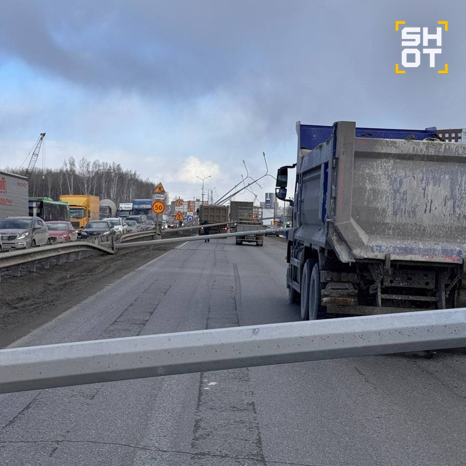 Эффект домино по-тюменски: в Тюмени из-за ветра повалило столбы на оживлённой дороге.  Всё произошло на Московском тракте, в районе пересечения с улицей Сергея Джанбровского. Предварительно, ветер свалил около 10 опор фонарных столбов. Сейчас движение затруднено в обе стороны — на выезд и въезд в Тюмень. Пробка со стороны города растянулась почти на три километра.