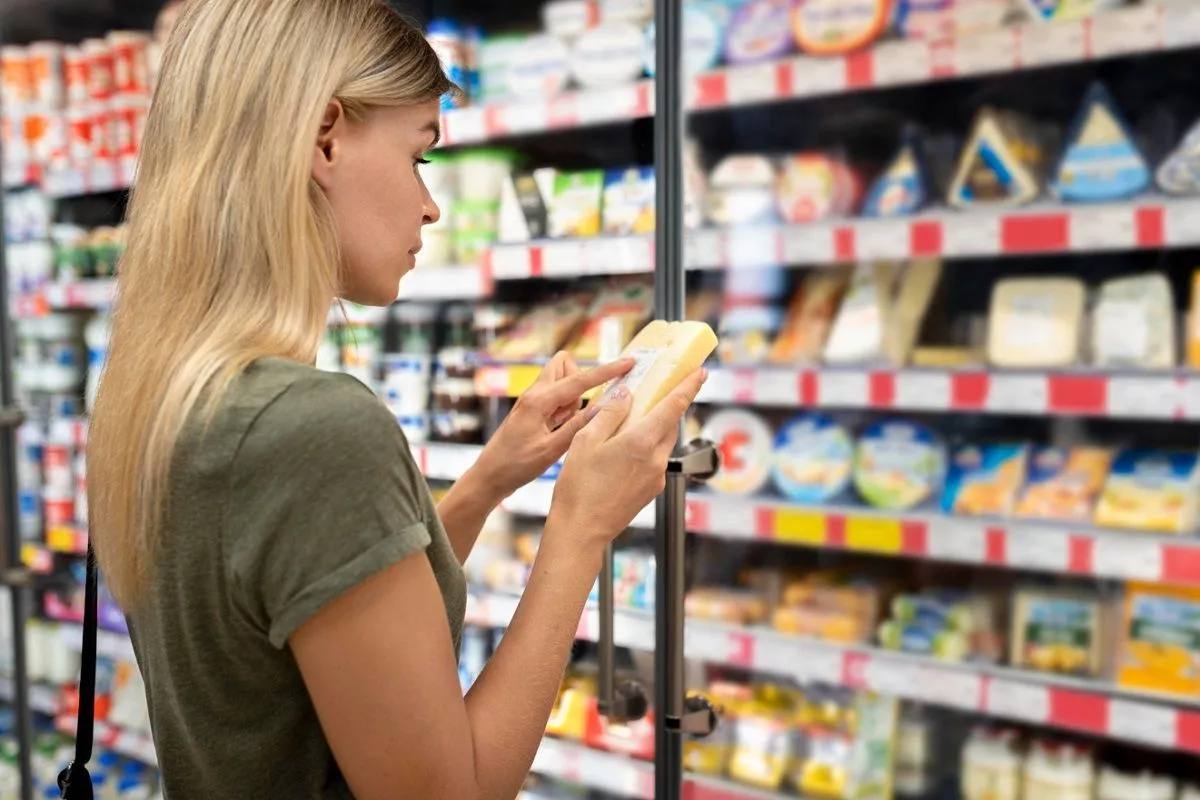 7,5 тонн опасной продукции изъяли в магазинах на Кубани и в Адыгее. Сотрудники Россельхознадзора провели внеплановые проверки в 21 магазине «Маяк». В 46 точках установлено, что в реализации находилась мясная, молочная и рыбная продукции с истекшим сроком годности, без маркировки производителя, с нарушенной целостностью упаковки, без ветеринарных сопроводительных документов или с нарушениями при их оформлении. Всего изъято и уничтожено более 7,5 тонн мясных, молочных и рыбных товаров. Кубанские Новости