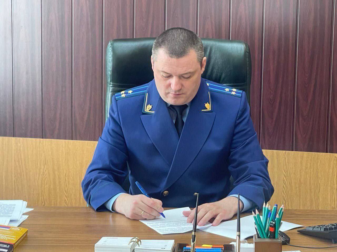 Прокуратура утвердила обвинительное заключение по уголовному делу о причинении смерти по неосторожности Прокуратурой Октябрьского района г. Ставрополя утверждено обвинительное заключение по уголовному делу в отношении местной жительницы, обвиняемой по ч. 1 ст. 109 УК РФ причинение смерти по неосторожности . Установлено, что в феврале текущего года обвиняемая, являясь владелицей не менее десяти собак, зная об их агрессивном поведении, не обеспечила безопасное нахождение животных за пределами двора своего домовладения. Бездействие женщины привело к нападению шести ее собак на девятилетнюю девочку, в результате которого ребенок погиб. Уголовное дело направлено в Октябрьский районный суд г. Ставрополя для рассмотрения по существу.