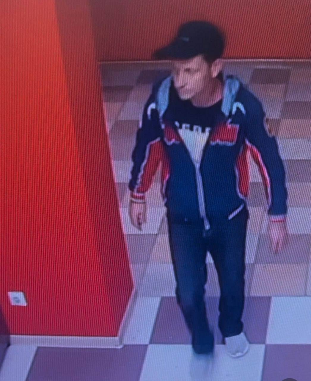 Любителя элитного виски разыскивают полицейские в Абакане   4 августа из алкомаркета на Аскизской, 210 «б» была похищена бутылка алкоголя стоимостью 3800 рублей.   Сотрудники уголовного розыска просят помочь в розыске мужчины, попавшего в объектив камеры видеонаблюдения. Любую информацию можно сообщить в полицию по телефонам: 8-983-197-99-16 или 102.   Конфиденциальность гарантируется.    МВД по РХ  Абакан24   Подписаться