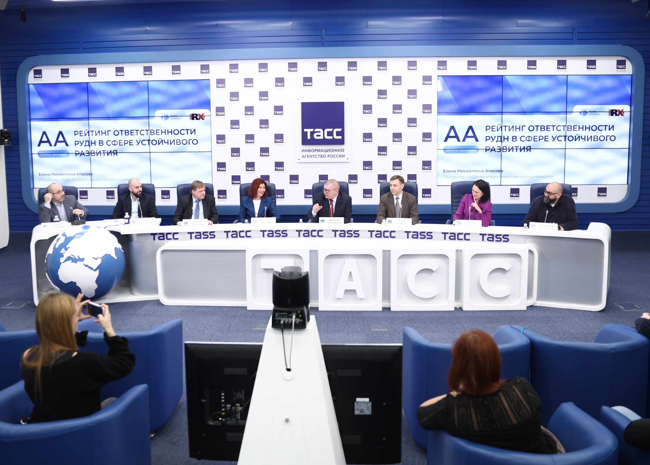 Президентская академия заняла первое место в пилотном рейтинге RAEX посвященному ESG Агентство присвоило нам наивысшую среди российских вузов категорию АА что подтверждает высокий уровень работы в сфере устойчивого развития Рейтинг построен на комплексной оценке деятельности вузов Он учитывает количество образовательных программ и исследований соответствие экологических и социальных практик стандартам ESG популяризацию знаний В Академии действует семь профильных программ высшего образования реализуется проект Бизнес школа мирового уровня включающий мероприятия по распространению практик ESG среди слушателей руководителей крупных компаний Мой канал в MAX