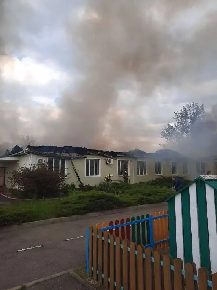 Детский сад полыхает на площади 800 кв м в Славянске на Кубани Огонь охватил 200 кв м частного дома и 800 кв м детсада К моменту прибытия пожарных детей и персонал уже эвакуировали В 16 11 возгорание локализовали в 16 24 открытое горение ликвидировали С огнём борются 56 специалистов и 20 ед техники   Быть в курсе Мы в MAX