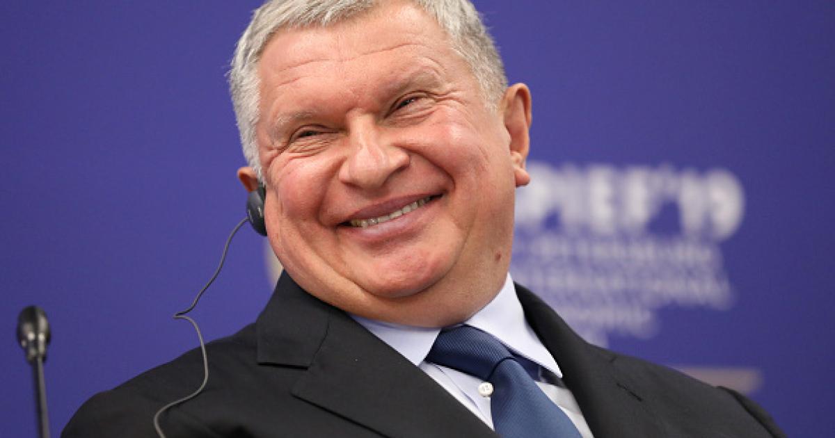 Игорь Сечин раскритиковал политику ЦБ по управлению курсом рубля. По его словам, из-за переоцененного рубля нефть на внутреннем рынке выглядит дешевле, и это увеличивает налоговую нагрузку на нефтяные компании.