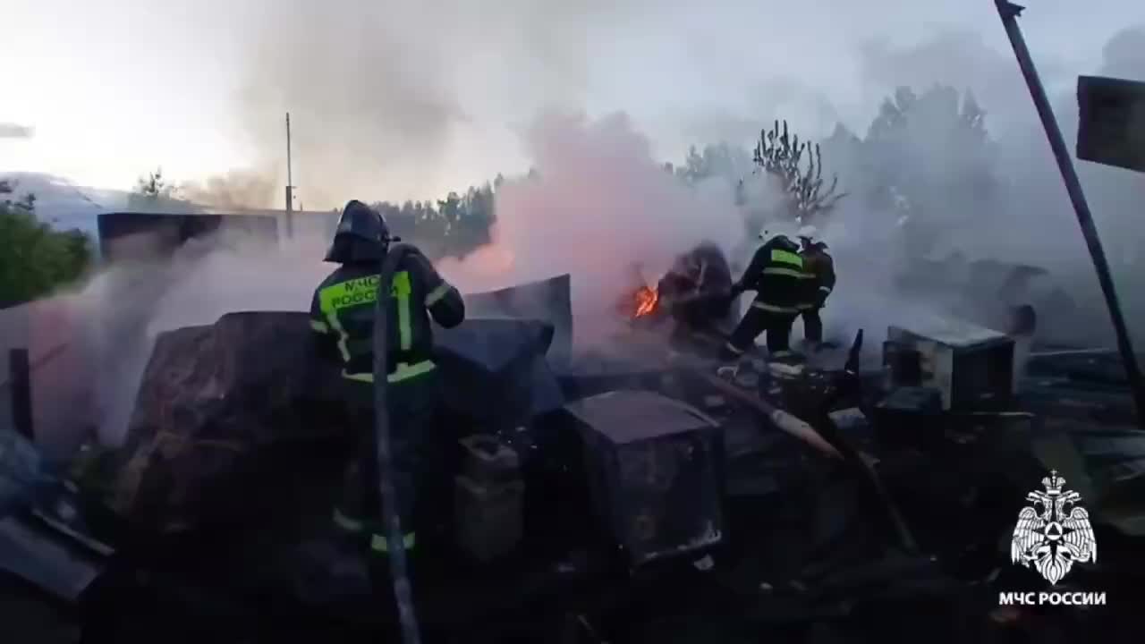 Пожар в Удмуртии уничтожил три садовых дома и четыре бани
