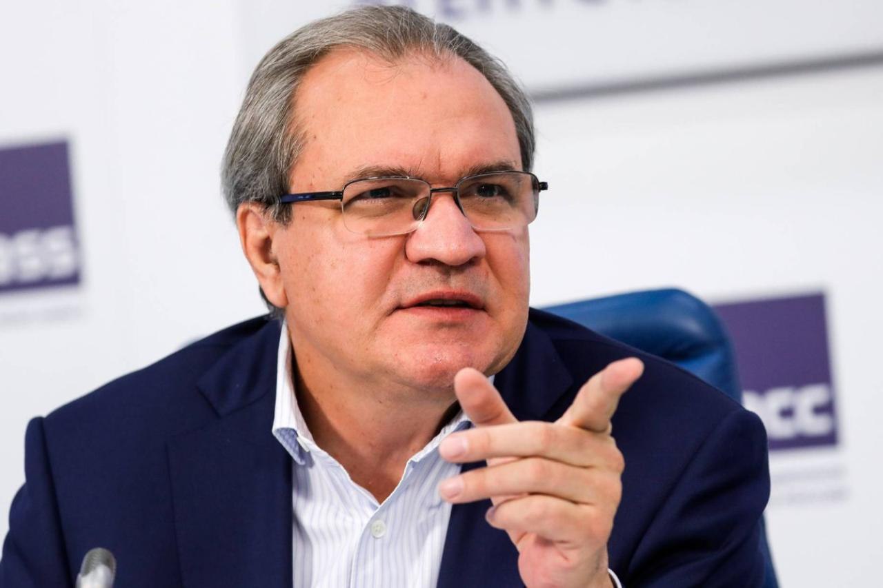 Председатель Совета по правам человека СПЧ Валерий Фадеев предложил решительные меры для обеспечения безопасности преподавательского состава Он заявил что в случае агрессии ученика по отношению к учителю мера должна быть однозначной исключение из учебного заведения по решению педагогического совета без дальнейших обсуждений Фадеев акцентировал внимание на неприкосновенности педагога назвав это принципиальным условием для нормального функционирования общества Он подчеркнул что насилие в отношении учителя недопустимо и является нарушением фундаментального принципа Кроме того глава СПЧ вновь озвучил свою идею о введении оценки поведения по системе зачет незачет отметив что незачет должен быть крайней мерой применяемой в исключительных ситуациях По мнению Фадеева строгие санкции должны применяться за акты насилия срыв учебных занятий и оскорбления в адрес учителей а не за незначительные нарушения дисциплины Ранее в Государственной Думе обсуждалась инициатива о введении штрафов за проявление неуважения со стороны учащихся по отношению к учителям Russia News Подпишись