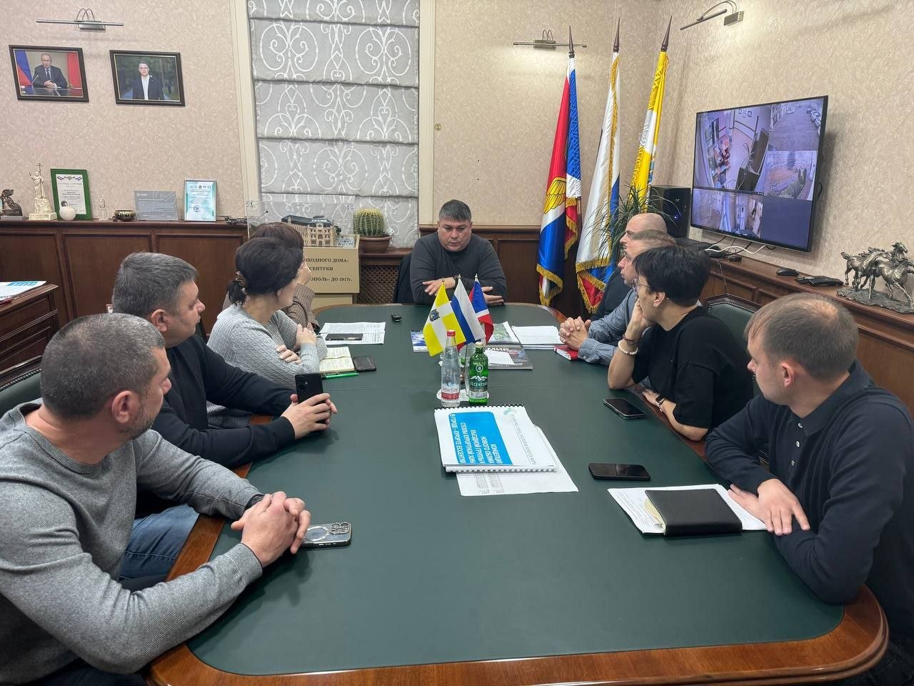 В школе и детском саду сейчас тепло. Представитель теплосети заверил, что работы будут до 14 00 завершены.   В случае, если температура в школе станет некомфортной, вторая смена будет переведена на дистанционное обучение.   Информация для жителей, попавших под отключение: кому необходима помощь — 6 04 00  телефон ЕДДС