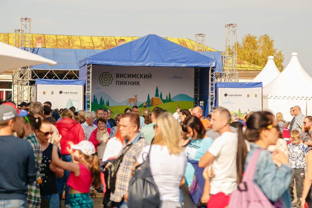 5 июля в поселке Висим пройдет гастрофестиваль «Висимский вайб».  Так родина уральского писателя Дмитрия Мамина-Сибиряка отметит свой день рождения   Обещают, что в Висиме не просто смешают напитки, а «разольют по бокалам саму уральскую природу»  Фото: пресс-служба Управляющей компании туркластерами   «Уральский меридиан»