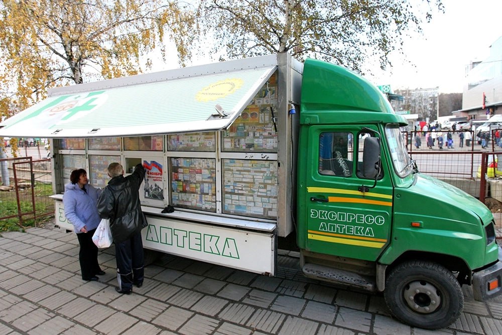 Госдума 13 января обсудит проект о передвижных аптеках для отдаленных регионов Принятие законопроекта позволит создать передвижные аптечные пункты которые будут доставлять лекарства в те села деревни и поселки где отсутствуют стационарные аптеки и фармпункты Планируется что одна передвижная аптека сможет обслуживать до 50 закрепленных мест Подписаться на Российскую газету в Читать нас в MAX