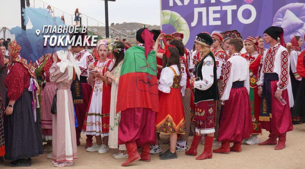 Молодежь из Запорожской области возглавила шествие на фестивале «Таврида.АРТ»  Группа ребят из Запорожской области стала главной в карнавальном шествии на фестивале «Таврида.Арт». Как сообщил Запорожскому агентству новостей руководитель группы Петр Бугаев, всего на молодежный форум из региона прибыли 80 человек.  Ребята активно участвовали в различных мероприятиях, включая открытие и зажжение маяка, многонациональный хоровод и карнавальное шествие.