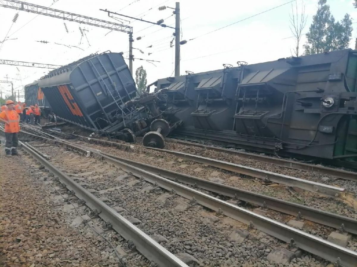 В Воронежской области дорожного мастера обвинили в сходе восьми вагонов с зерном     По данным следствия, сотрудник нарушил правила безопасности и эксплуатации железнодорожного транспорта. Дорожного мастера обвинили в ч. 1 ст. 263 УК РФ  нарушение правил безопасности движения и эксплуатации железнодорожного транспорта лицом, в силу выполняемой работы обязанным соблюдать эти правила, если эти деяния повлекли по неосторожности причинение крупного ущерба .  ↗  Прислать новость   Подписаться