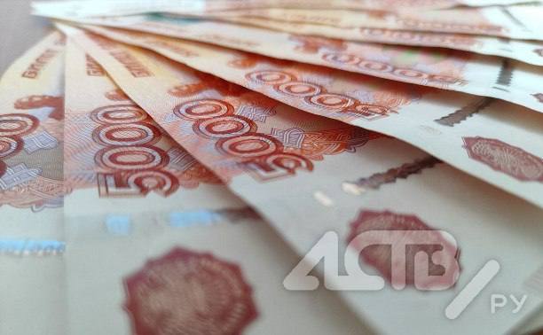 Сахалинка испугалась проверки на работе и отправила мошенникам более двух миллионов рублей Жертвой аферистов стала 64-летняя жительница областного центра. Ей пришло сообщение от бывшего руководителя, который сообщил о проверке на предприятии. По его словам, в ближайшее время на связь выйдет "сотрудник ФСБ", инструкциям которого следует действовать. "Вскоре пенсионерке позвонили неизвестные, представившись сотрудниками "Росфинмониторинга" и "ФСБ", и под предлогом обезопасить её денежные средства убедили перечислить сбережения на безопасный счёт, что она и сделала. Ущерб составил 2 357 000 рублей", - отметили в областном УМВД. По факту возбудили уголовное дело.