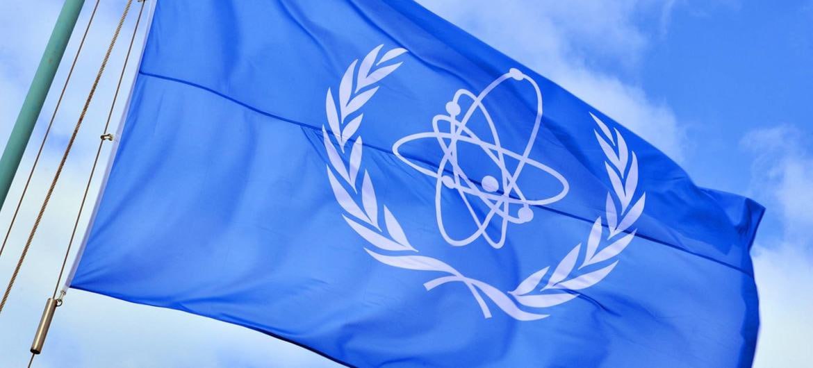 Беларусь укрепляет сотрудничество с МАГАТЭ на конференции в Вене Белорусская делегация принимает участие в 69 й сессии Генеральной конференции МАГАТЭ проходящей с 15 по 19 сентября в Вене В центре внимания вопросы ядерной и радиационной безопасности техническое сотрудничество и развитие ядерных технологий Минэнерго Беларуси проведет рабочие встречи с представителями агентства включая обсуждение подготовки к миссии OSART по эксплуатационной безопасности БелАЭС запланированной на 2026 год Также состоятся переговоры с делегациями стран партнеров по вопросам двустороннего взаимодействия Беларусь активно сотрудничает с МАГАТЭ на всех этапах развития атомной энергетики Рекомендации агентства легли в основу национальных планов а поддержка продолжается и в период эксплуатации Белорусской АЭС Разговоры на кухне