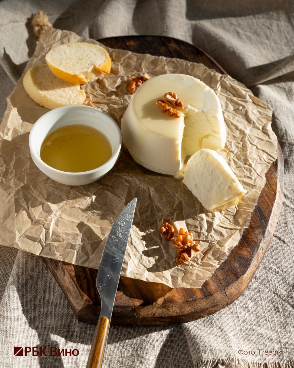 20 января Всемирный день любителей сыра  Сыр один из немногих продуктов который одинаково уместен и в повседневной кухне и в высокой гастрономии Его вкус формируют происхождение молока условия производства и выдержки а также опыт сыродела Не случайно лучшим сыром мира 2025 года был признан швейцарский грюйер от небольшой альпийской сыроварни ремесленный продукт обошедший тысячи конкурентов на престижном конкурсе World Cheese Awards  Исторически сыр и вино идут рядом Еще в Средние века монахи при монастырях производили и то и другое выстраивая на них свой рацион Сегодня французские ученые в своих исследованиях отмечают что кусочек сыра перед глотком вина может повлиять на восприятие напитка смягчить терпкость или подчеркнуть свежесть Правда пейринг сыра и вина задача со звездочкой оба продукта сложны и гармония получается не всегда  Всемирный день любителей сыра отличный повод налить бокал любимого вина и выбрать сыр который лучше всего подойдет к нему опираясь на наш материал А заодно разобраться какие сорта стоит всегда держать в холодильнике чтобы удивить семью и друзей Билеты можно купить здесь времявина Подписаться Время вина