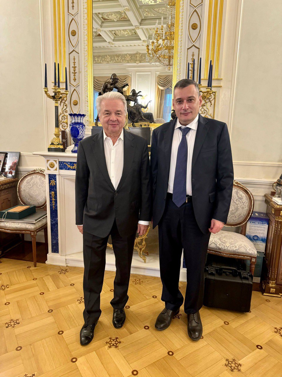 Сегодня в Центросоюзе Российской Федерации состоялась встреча Дмитрия Зубова и Александра Хинштейна Обсуждали поддержку потребительской кооперации Курской области которая несмотря на потери 68 магазинов и ряда производственных цехов и точек общепита продолжает работать для 366 тысяч жителей региона Александр Хинштейн губернатор Курской области Поддержка потребительской кооперации это безусловный приоритет Кооператоры сегодня сохраняют социальную и торговую инфраструктуру в приграничных сёлах поддерживая саму жизнь на этих территориях Дмитрий Зубов председатель Совета Центросоюза России Необходимо создать условия для стабильной работы кооператоров которые выполняют критически важную миссию по обеспечению жителей товарами первой необходимости Стороны договорились о совместной разработке комплекса мер поддержки Подробнее Новости Центросоюза России Подписывайтесь на нас ВКонтакте и Telegram