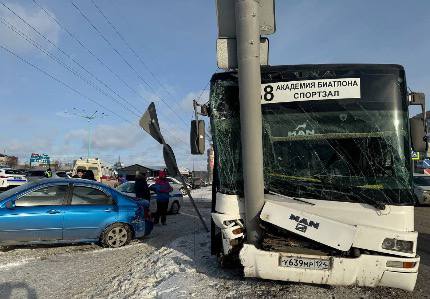 Красноярск: с начала года в городе произошло 48 ДТП по вине водителей автобусов.  Начальник красноярской Госавтоинспекции поговорил с перевозчиками о распространенных нарушениях ПДД водителями автобусов. Об этом сообщает пресс-служба органа.  Всего автобусники с начала года стали виновниками 48 ДТП, в которых пострадал 51 человек.