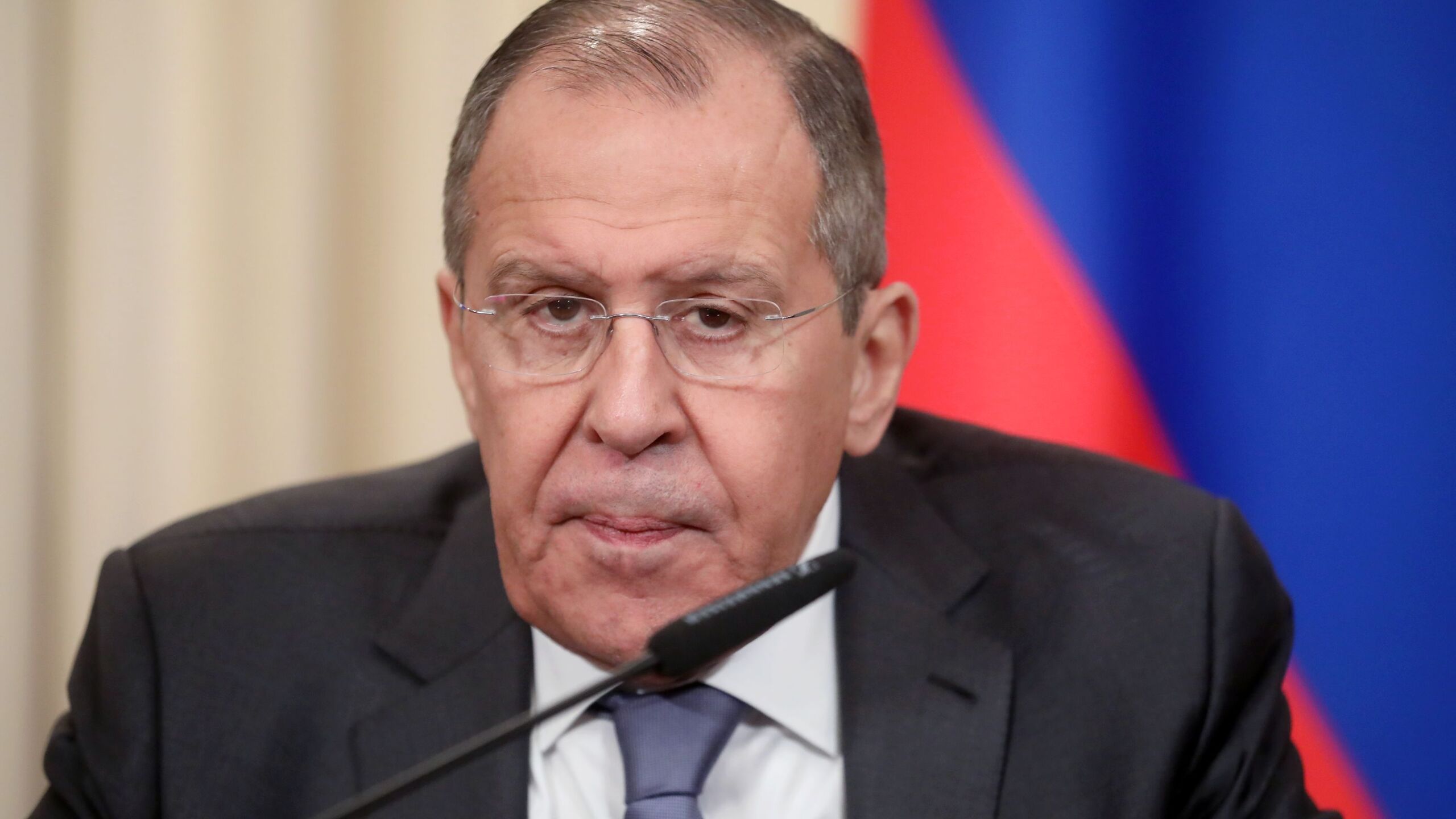 Россия считает что народы Кубы и Венесуэлы должны сами решать свою судьбу и выражает солидарность с ними заявил глава МИД РФ Сергей Лавров В видеообращении по случаю Дня дипломатического работника он отметил что в фокусе развития отношений России с государствами мирового большинства остается противодействие неоколониальным практикам от односторонних принудительных мер до военных интервенций В этом контексте подтверждаем солидарность с народами Венесуэлы и Кубы Убеждены что только они могут определять свою судьбу подчеркнул министр