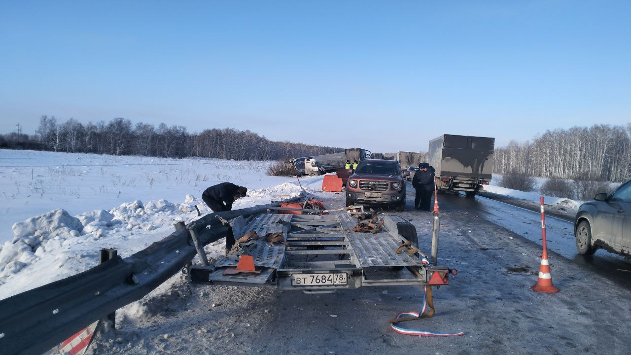 На участке трассы Тюмень-Омск, где произошло трагическое ДТП, движение сейчас осуществляется в реверсивном режиме. Автоинспекторы пропускают поочередно потоки транспорта.  Здесь столкнулись большегрузы КамАЗ, Mercedes и легковой Haval с прицепом. По предварительным данным, 54-летний водитель Haval выбрал небезопасную скорость, прицеп оказался на встречке и столкнулся с КамАЗом, а тот - с движущимся навстречу большегрузом Mercedes и загорелся.  Погиб 38-летний водитель КамАЗа, 46-летний водитель Mercedes, житель Иркутской области, — с травмами в больнице. Водитель Haval не пострадал.