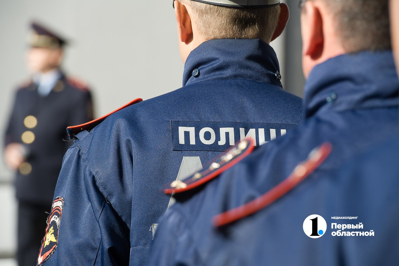  В Челябинской области сотрудники полиции переходят на усиленный режим службы В регионе максимально увеличат количество следственно-оперативных групп. Маршруты мобильных и пеших патрулей будут приближены к местам проведения праздничных мероприятий. Предусмотрено использование стационарных металлорамок и ручных детекторов. Поддержку в обеспечении правопорядка сотрудникам полиции окажут активисты общественных объединений правоохранительной направленности и представители ЧОП. / Прислать новость