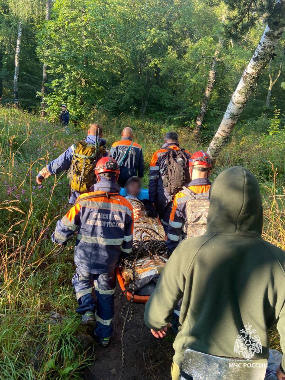 Турист получил травму на Айгирских скалах: спасатели оперативно пришли на помощь Поздним вечером 29 июля в МЧС Башкортостана поступил тревожный звонок: на живописных, но опасных скалах «Зубы Шурале» Айгирские скалы в Белорецком районе один из туристов получил серьезную травму. Как выяснилось, группа из пяти человек две девушки и трое мужчин отдыхала в этом живописном, но труднодоступном месте. Внезапно один из них случайно топором повредил себе ногу. Попытки остановить кровотечение не увенчались успехом, и туристы были вынуждены обратиться за помощью. На место происшествия срочно выехали спасатели МЧС России и Госкомитета РБ по ЧС для оказания помощи и обеспечения безопасной эвакуации пострадавшего. Важно: группа туристов не была зарегистрирована в МЧС России, что осложнило оперативное реагирование. Напоминаем: отправляясь в поход, особенно в труднодоступные места, обязательно регистрируйтесь в МЧС России— это может спасти вам жизнь! За прошедшие сутки в Башкортостане: ЧС не зарегистрировано. На водных объектах произошло 1 происшествие. Огнеборцами потушено 8 пожаров. Для ликвидации ДТП привлекались 2 раза.
